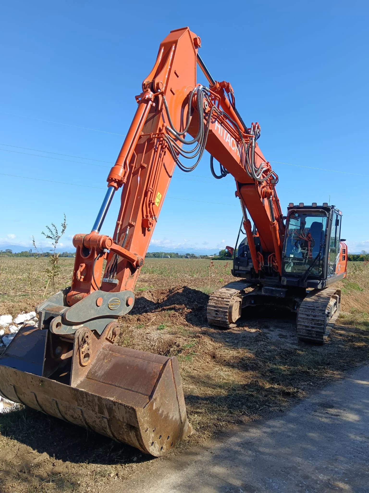 Escavatore al lavoro per scavi e movimento terra - Re Aldo Srl